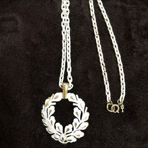 1970s Vintage White Enamel Wreath Necklace!